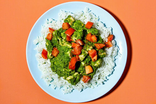 „Grünes Hähnchen“ Mexiko-Style an Tomatensalat und Reis