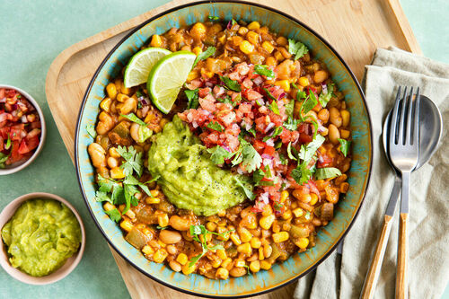 Weißes Paprika-Bohnen-Chili vegan mit Guacamole und Tomatensalsa