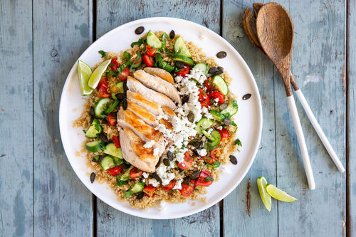 Hähnchen mit Feta und Kürbiskernen auf Quinoa, Gurke und Tomaten