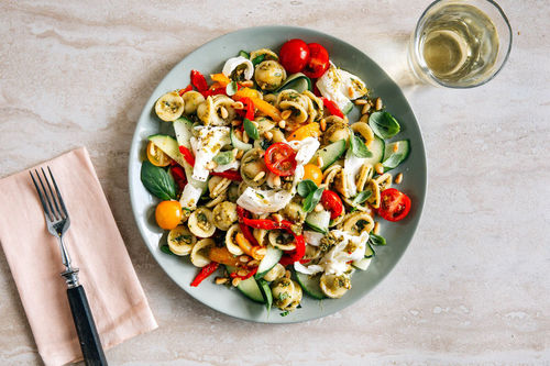 Lauwarmer Orecchiette-Mozzarella-Salat mit Pesto und gebratener Paprika