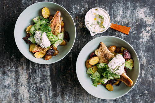 Forelle auf Kartoffel-Bete-Gemüse mit Quark, Gurke und Dill