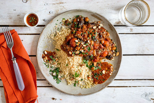 Marokkanisches Auberginenragout mit Oliven und Bohnen, dazu Couscous