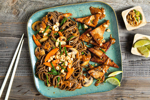 Knuspriger Tofu mit Erdnusssauce auf schneller Sobanudel-Gemüse-Pfanne