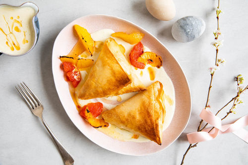 Ostern: Strudelpäckchen an Vanillesauce und karamellisierten Zitrusfrüchten