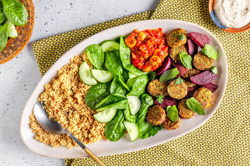 Superfix: Falafel-Couscous-Platte mit Roter Bete & Joghurt-Tahini-Sauce