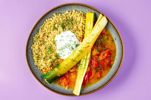 Geschmorter Lauch an Dill-Joghurt mit Bulgur und Tomaten-Safran-Sauce