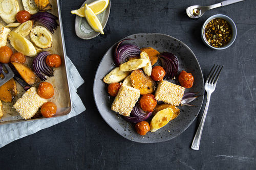 Gebackener Feta mit Sesampanade und Süßkartoffel-Pastinaken-Gemüse