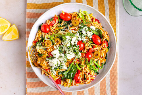 Mediterrane Risoni-Feta-Pfanne mit Auberginen-Oliven-Sauce und Dill