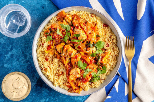 Vegetarische „Hähnchen“-Gemüse-Tajine mit Joghurtsauce auf Vollkorncouscous