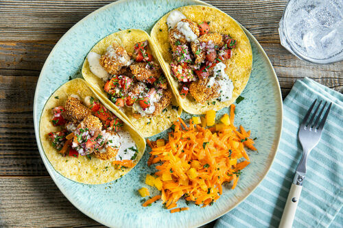 Vegane „Hähnchen“-Tacos mit Pico de gallo dazu Paprika-Karotten-Salat