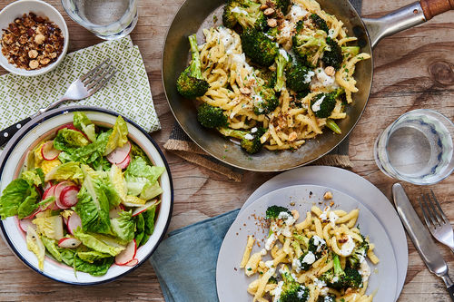 Gebratene Spätzle mit Brokkoli und Nussbröseln