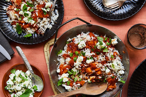 Nordafrikanische Gemüse-Pfanne mit Paprikasauce und Feta