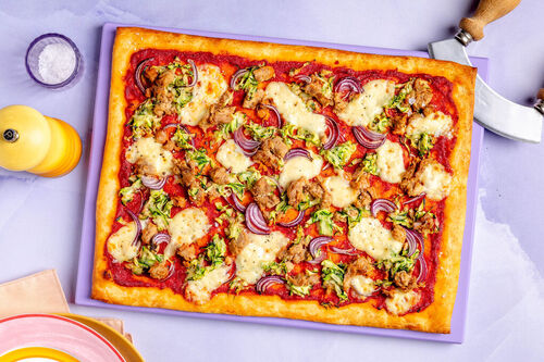 Thunfischpizza mit Zucchini und geschmolzenem Mozzarella