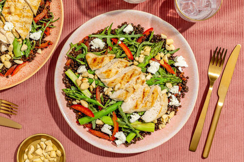 Gegrillte Hähnchenbrust mit Spargel auf lauwarmem Linsen-Rucola-Salat mit Tomate