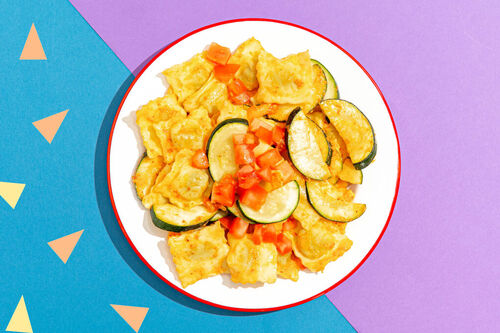 Ricotta-Spinat-Tortelli mit zarter Zucchini in rauchigem Tomaten-Mandel-Pesto