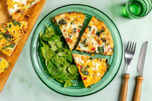 Chorizo-Kichererbsen-Frittata dazu würziger Spinatsalat