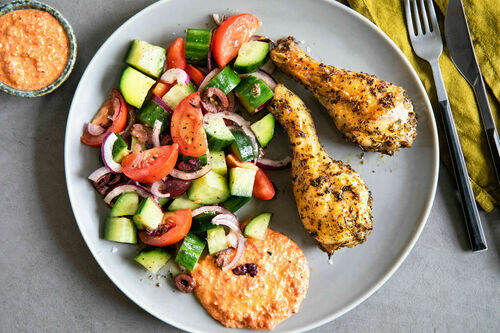 RSGegrilltes Hähnchen mit Zitrone und Oregano dazu Paprika-Feta-Dip und griechischer Salat