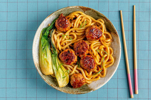 Japanische Frikadellen-Gemüse-Pfanne mit Pak Choi und Udon-Nudeln