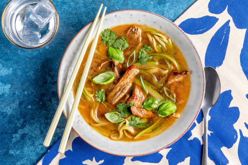 Schnelle Rindfleisch-Phô mit Zoodles mit Basilikum, Koriander und Lauchzwiebeln