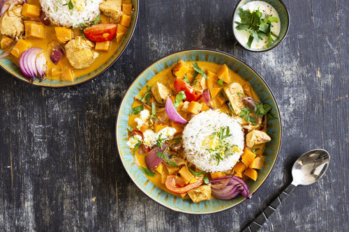 Chicken Tikka Masala mit Süßkartoffeln und Joghurtdip