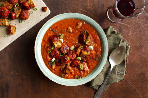 Spanische Tomatensuppe mit Chorizo und Croûtons