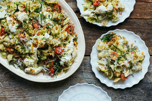 Zucchini-Tomaten-Orecchiette mit Mozzarella und Pinienkern-Crunch