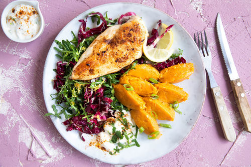 Hähnchen mit Harissa und Joghurtdip dazu Süßkartoffel-Ingwer-Stampf und Salat
