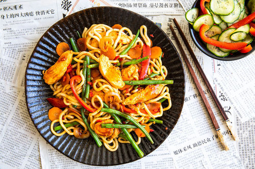 Indonesische Hähnchen-Udon-Pfanne mit grünen Bohnen und eingelegtem Gemüse