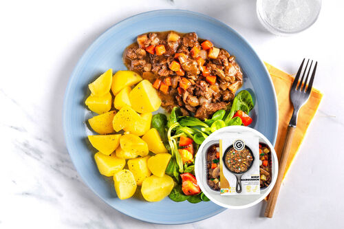 Bœuf à la bourguignonne mit Kartoffeln und Tomaten-Feldsalat