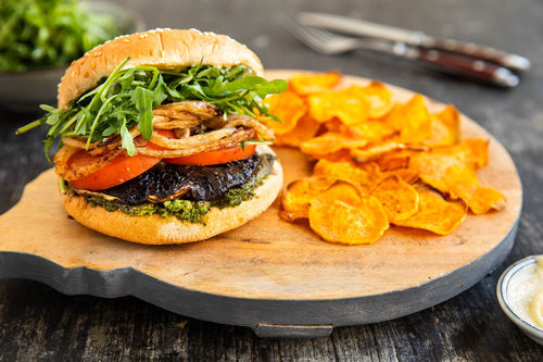 Portobelloburger mit Röstzwiebeln dazu Süßkartoffelchips und Aioli