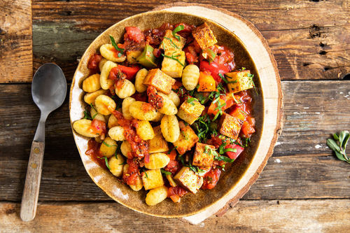 Deftiges Gulasch mit Tofu und Gemüse dazu knusprig gebackene Gnocchi
