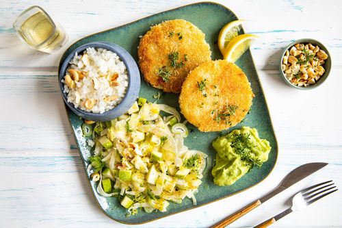 Panierte Kohlrabischnitzel mit Reis dazu Wasabi-Avocado-Dip und Fenchelsalat