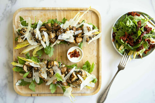 Champignon-Chicorée-Baguette mit Käse verfeinert mit Trüffelöl und Rucola
