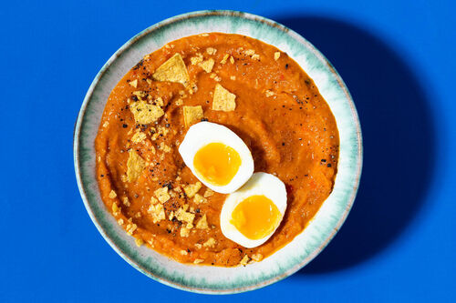 Suppe im „Huevos Rancheros“-Style mit Süßkartoffeln und Paprika