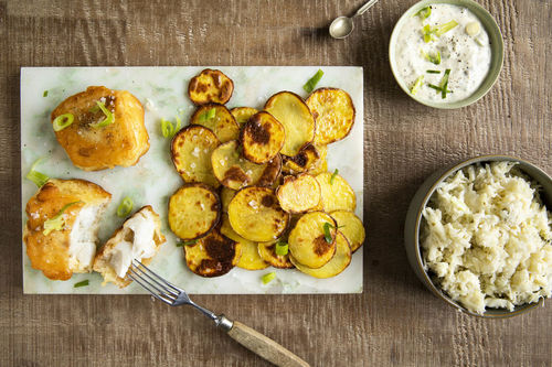RS Fish ’n’ Chips mit saftigem Kabeljau dazu Kapern-Remoulade und Weißkohlsalat
