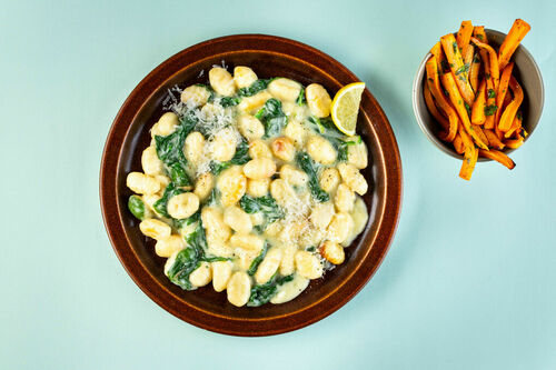Knusprige Gnocchi mit Spinat-Käse-Sauce dazu leckere Petersilienkarotten
