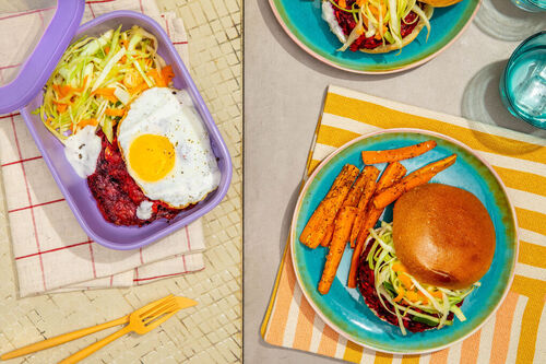 Süßkartoffel-Bete-Burger mit Karottenpommes und Rote-Bete-Bratlinge mit Spiegelei & Salat