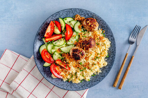 Herzhafte Schweinehackbällchen mit Kokosreis und Tomaten-Gurken-Salat