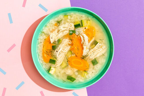 Hähnchen-Reis-Suppe mit Zucchini aromatisch mit Dill und Zitrone