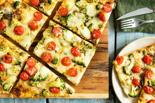 Drei-Käse-Pizza mit Brokkoli würzig-süß mit Pflaumen-Gewürz-Chutney