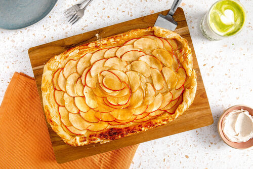 Apfeltarte mit Miso-Karamell dazu Crème fraîche mit Zimtnote