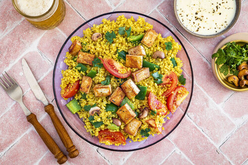 Tandoori-Masala-Paneer mit Joghurt auf Bulgur-Biryani mit Ingwer und Kokos