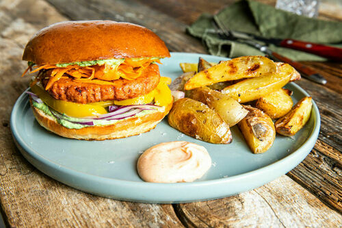 RS Veggie-Burger mit Feta-Basilikum-Creme dazu gebackene Kartoffelwedges