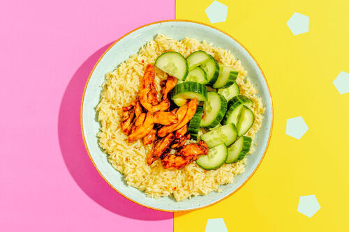 Ketjap-Hähnchen indonesische Art mit Kokosreis und eingelegten Gurken