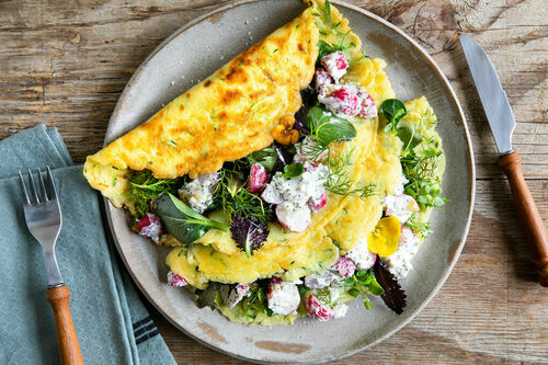 Zucchini-Crêpes mit Ziegenfrischkäse und Radieschen, dazu Salat mit Wildkräutern