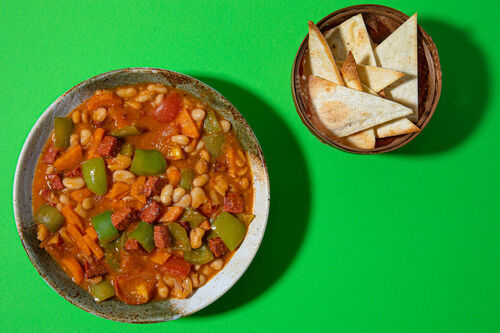 Chorizo-Chili mit weißen Bohnen und buntem Gemüse, dazu Tortilla-Chips