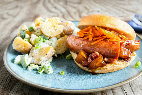 RS Hotdog Hawaii mit Geflügelwurst & Speck dazu Kartoffel-Gurken-Salat