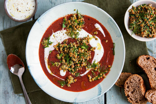 Rote-Bete-Cremesuppe mit Linsen-Dill-Topping und Brot