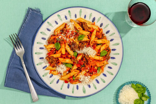 Penne mit Putenhack-Bolognese mit Karotten und frischem Basilikum