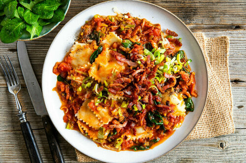 Ricotta-Spinat-Tortelli mit Speck in Tomatensauce, dazu Spinatsalat